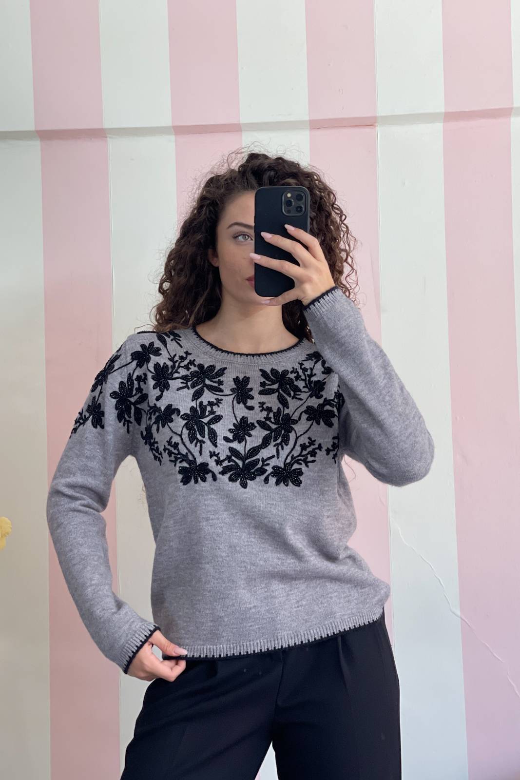 STORIA MAGLIA CON RICAMI IN PAILLETTES