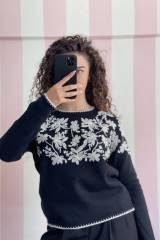 STORIA MAGLIA CON RICAMI IN PAILLETTES