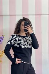 STORIA MAGLIA CON RICAMI IN PAILLETTES